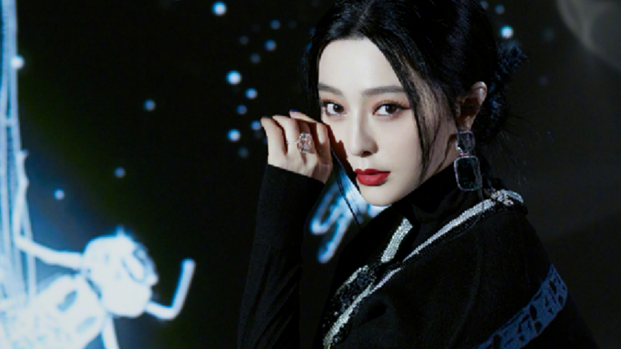 范冰冰国庆节后晒工作照,身穿一袭黑色晚礼服,尽显高贵典雅气质