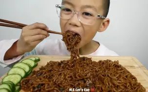 Video herunterladen: 【N.E Let's Eat】小姐姐的儿子吃黑豆面✪ω✪（新）