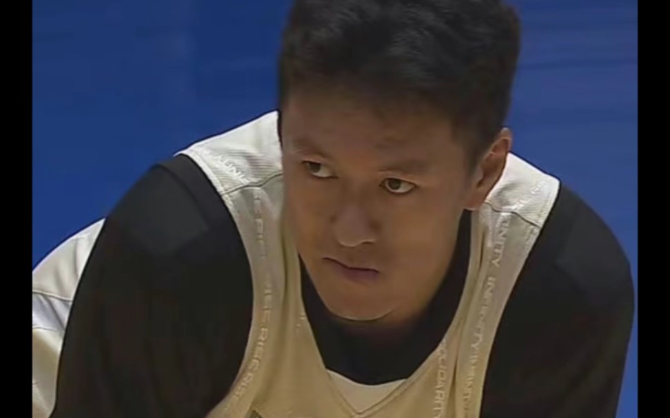 看着失去爆发力的杨政拖着缓慢的身躯在场上拼抢每个球挺让人心疼