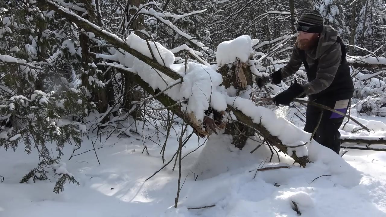 [图]Solo Overnight Winter Survival, Tarp, Knife, Rope | ASMR (Silent) 0636