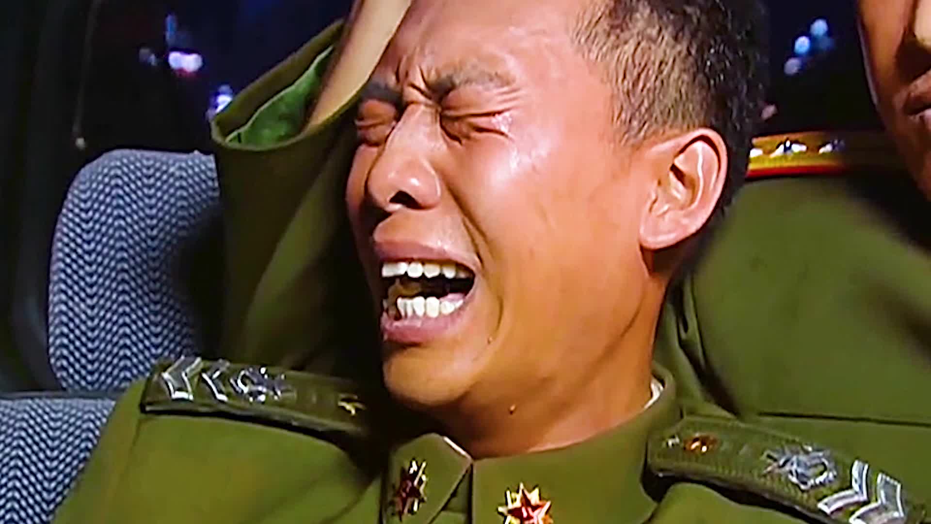 班长史今要退伍,许三多拽着行李不让走,浓浓的战友情让人泪崩