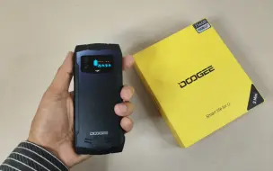 Télécharger la video: 太喜欢了，全球首款双屏幕迷你三防手机道格Doogee SMimi快速开箱和测试！