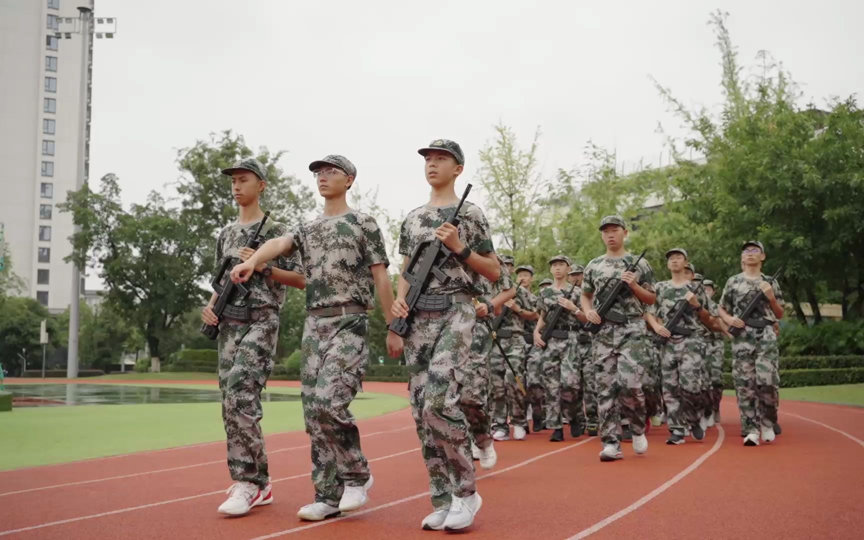 [图]初心如磐，训青春之体魄 使命如炬，铸中华之脊梁 ——成都金苹果锦城一中军训