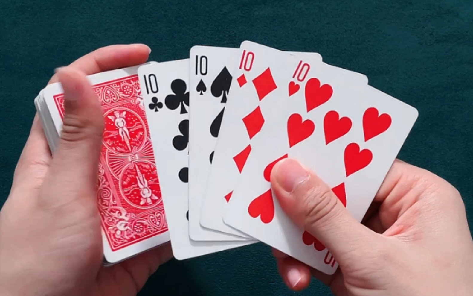 纸牌魔术教学:教你在整叠牌里找出找出四张10!