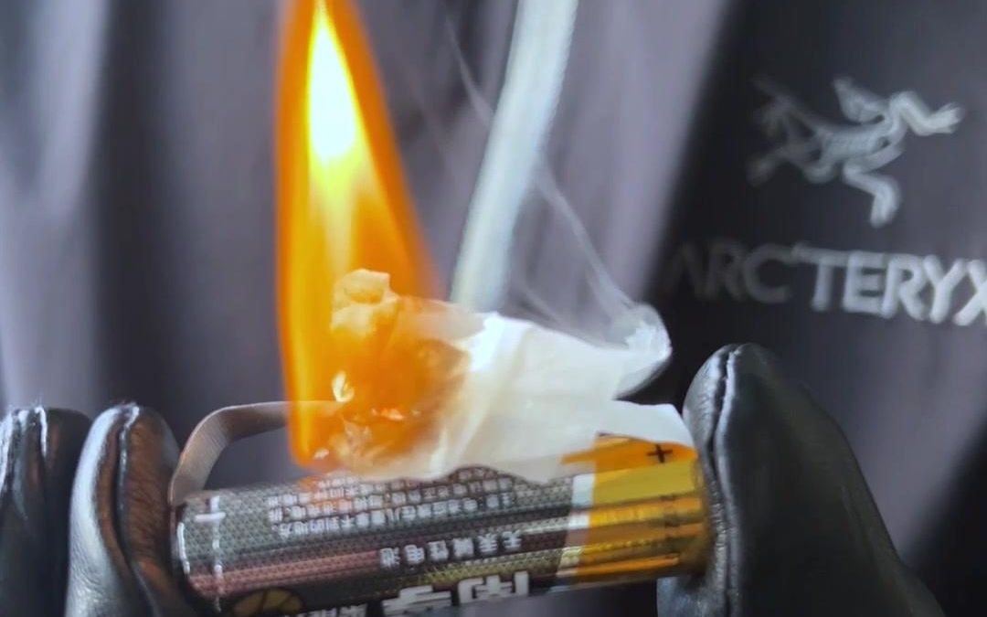 特种兵荒野生火技巧-电池生火!