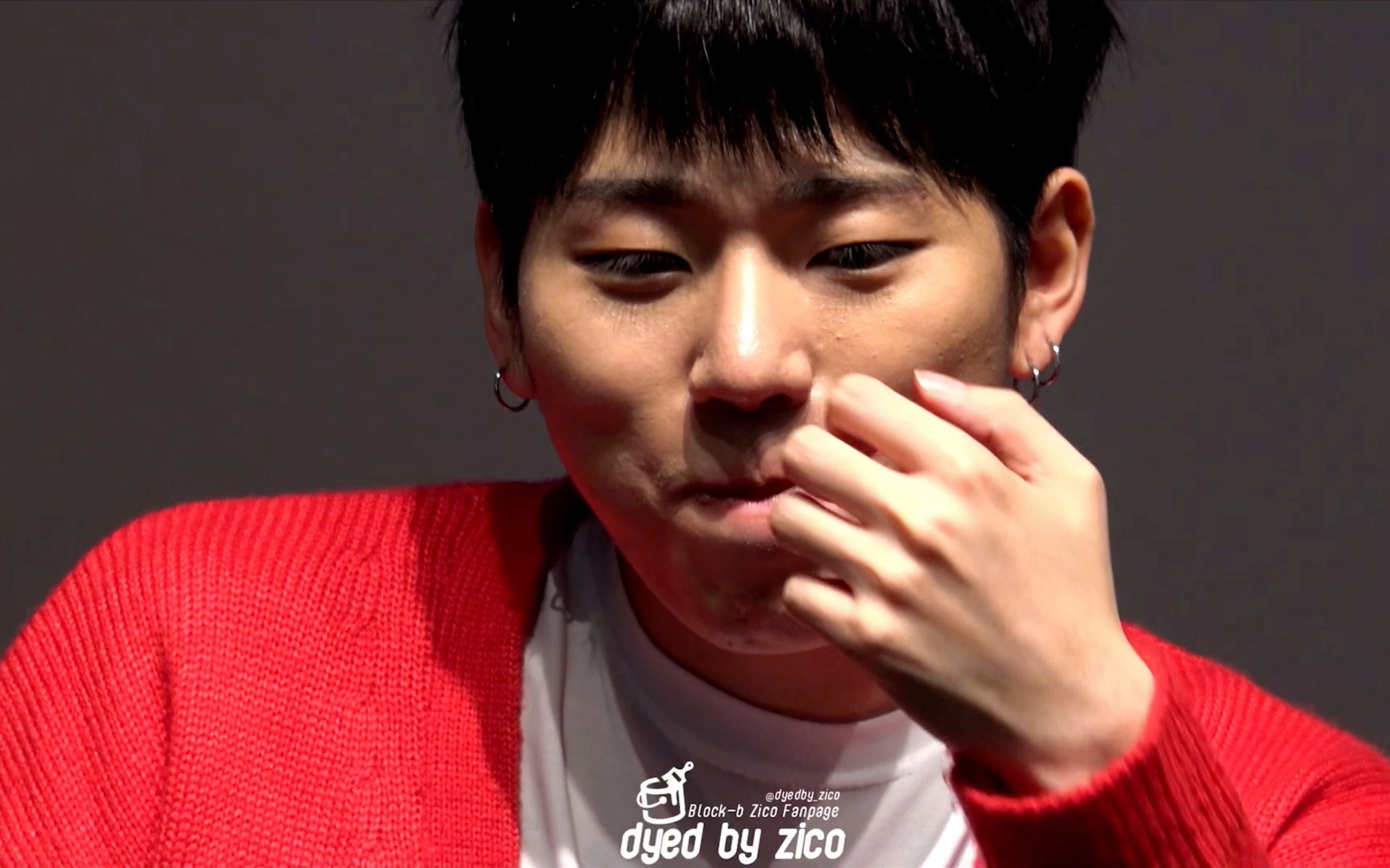 【zico 禹智皓】 擦完嘴巴的手偷偷往桌子上蹭,还若无其事假装玩手指