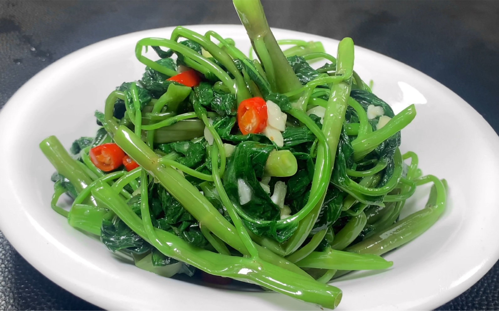 酒店大厨分享炒空心菜脆绿不变色的小技巧,喜欢记得收藏