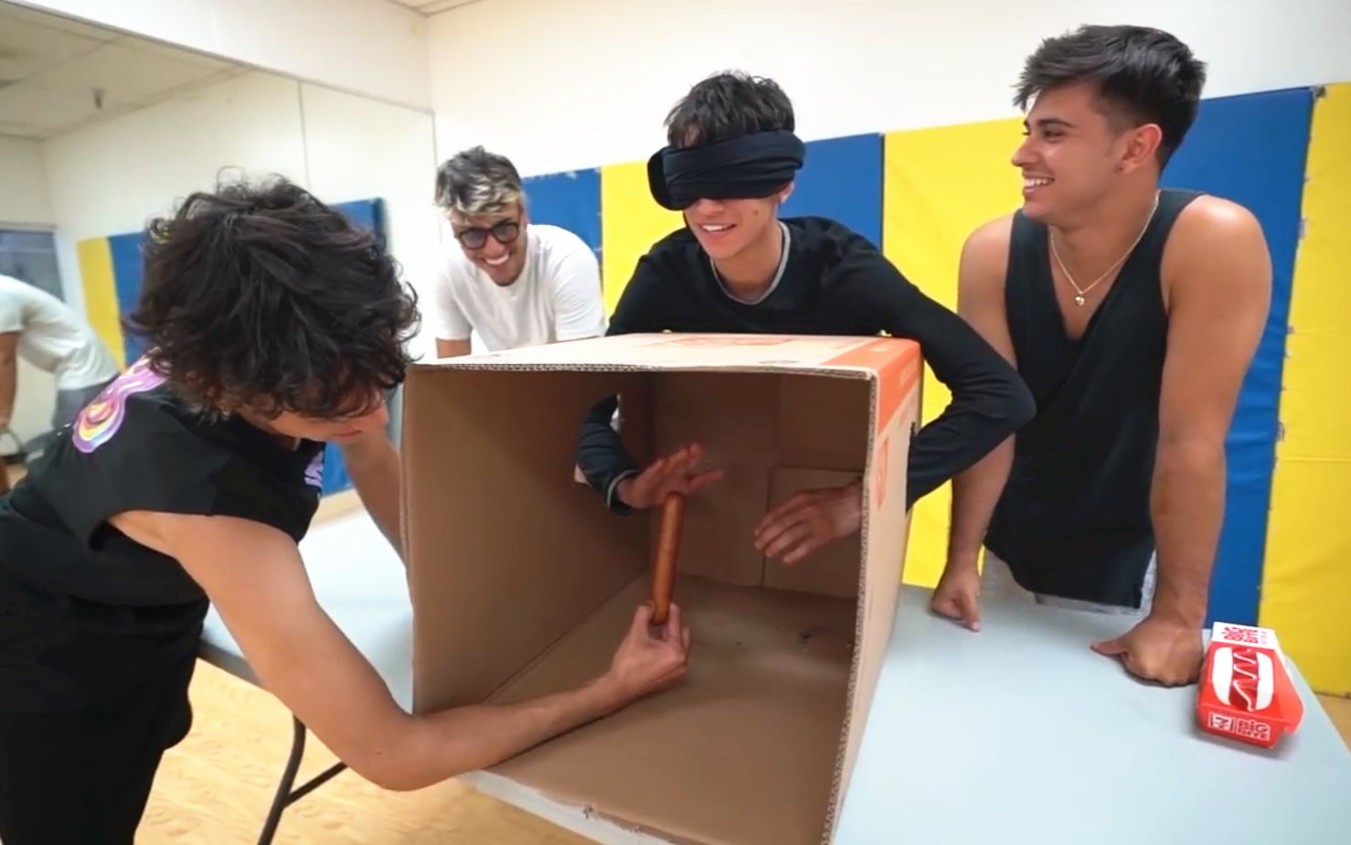 熊孩子四人挑战摸箱子,套路一个比一个深!吃过群众:二哥好惨!