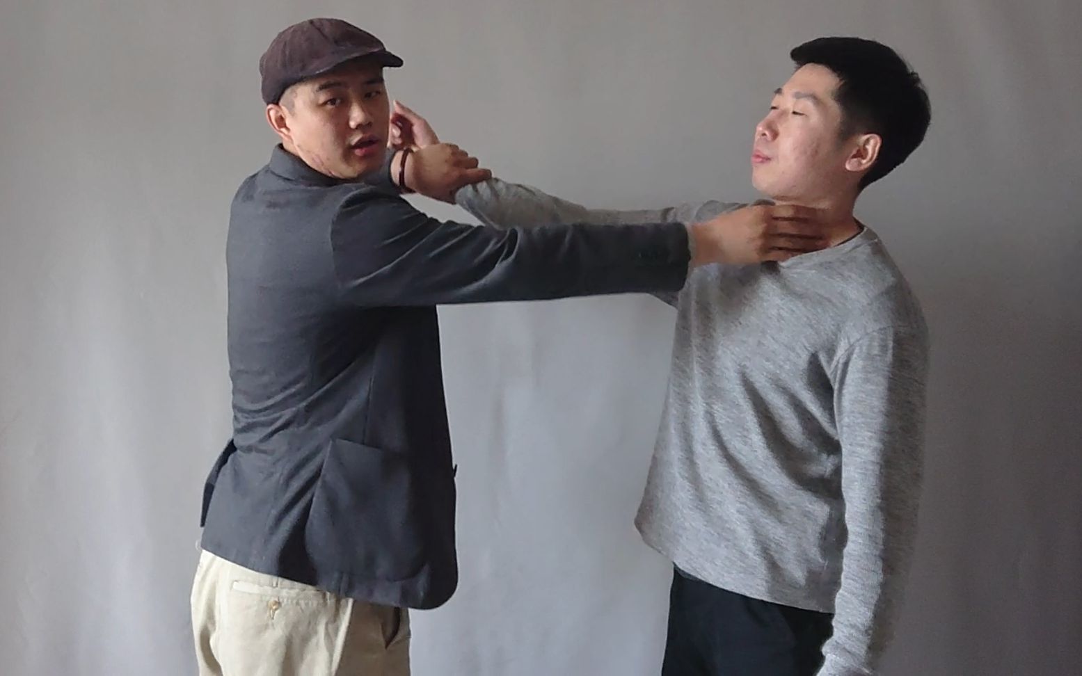 小伙打坏人被他拉住手臂掐住了脖子小伙用一招就赢了