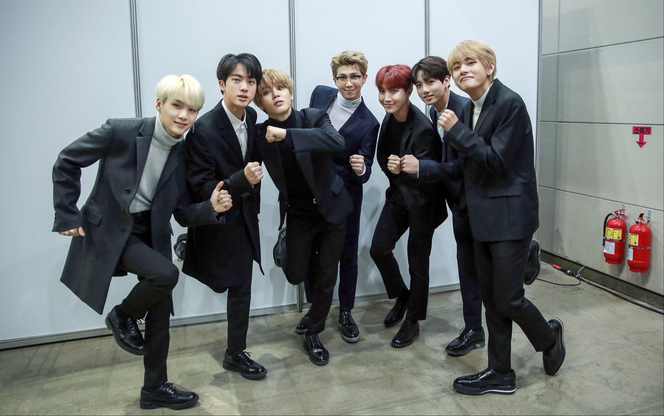 【防弹少年团】2015年中韩歌会表演现场—那些年青涩的我们弹_哔哩