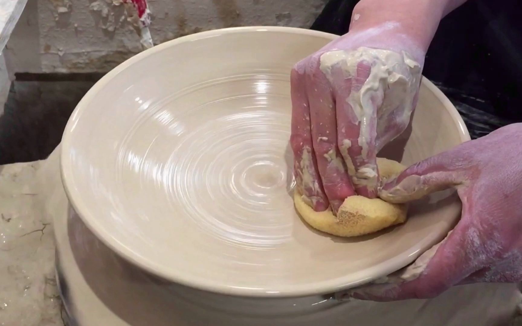 手工陶艺创作,拉坯一个大盘子,过程简单舒适又解压