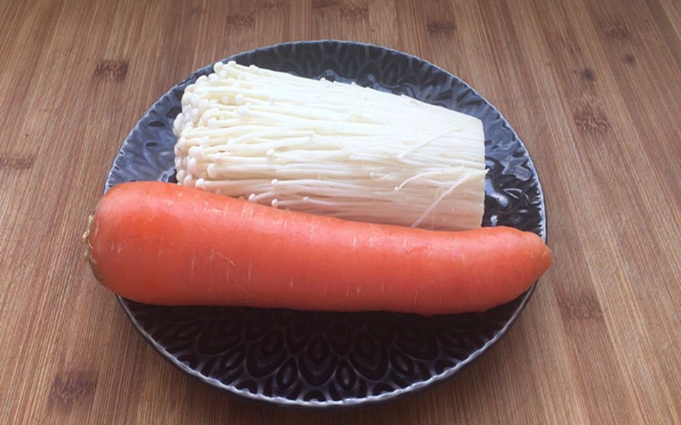 1把金针菇,1根胡萝卜,教你金针菇最好吃的做法,一口一个特别香