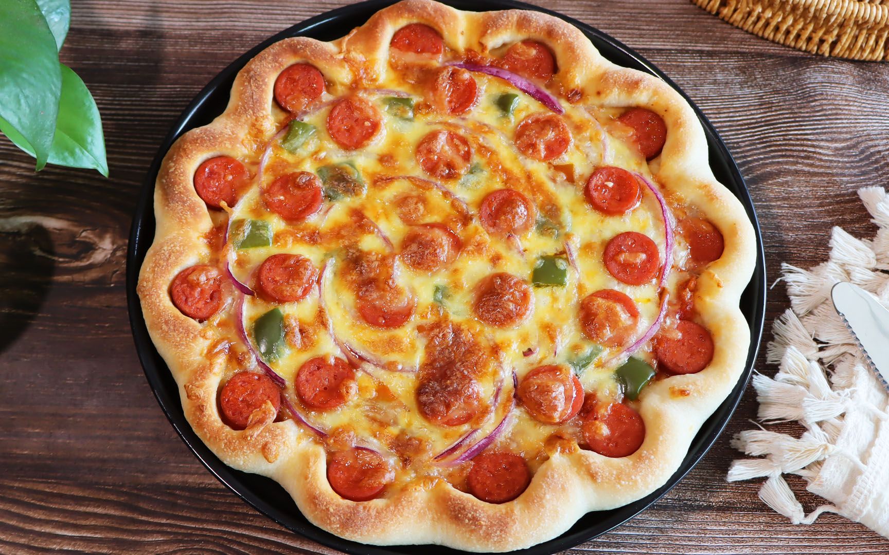 披萨界的天花板,烤肠卷边披萨,光闻味道就让人垂涎欲滴