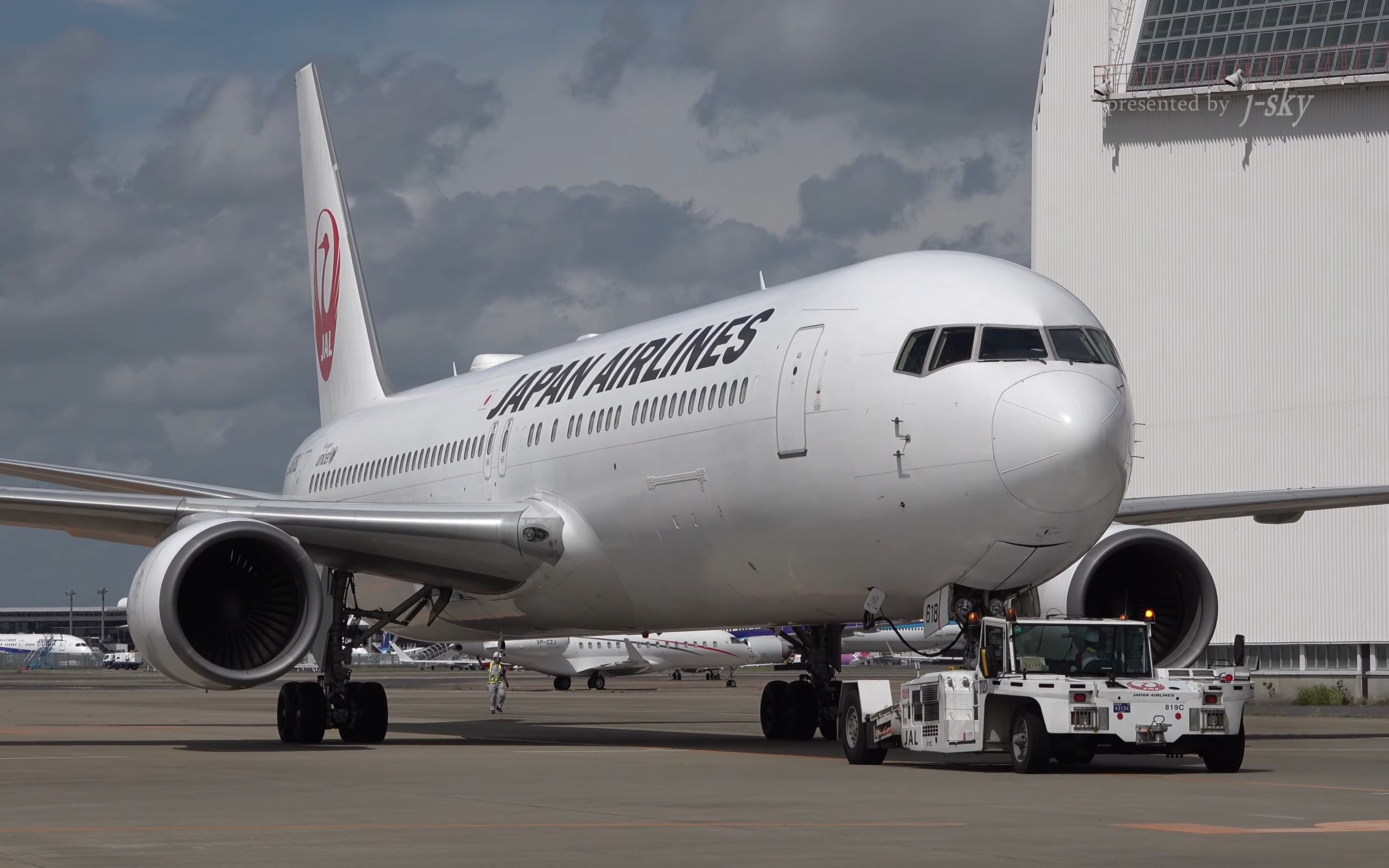 【4k】【j-sky】tld tpx-200抱轮车作业特写 日本航空b767成田