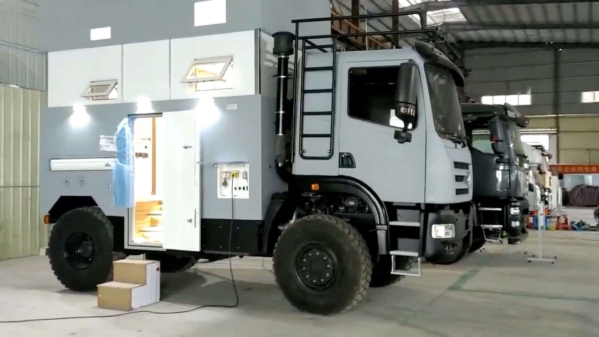 太拖拉4x4越野房车升顶版_哔哩哔哩_bilibili