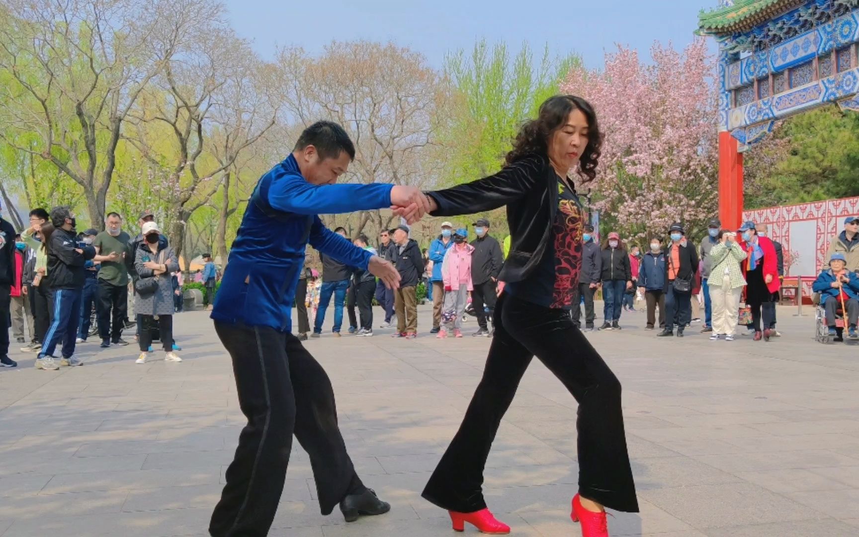 夫妻俩表演吉特巴《火火的红马鞍》歌声豪迈,舞蹈娴熟流畅