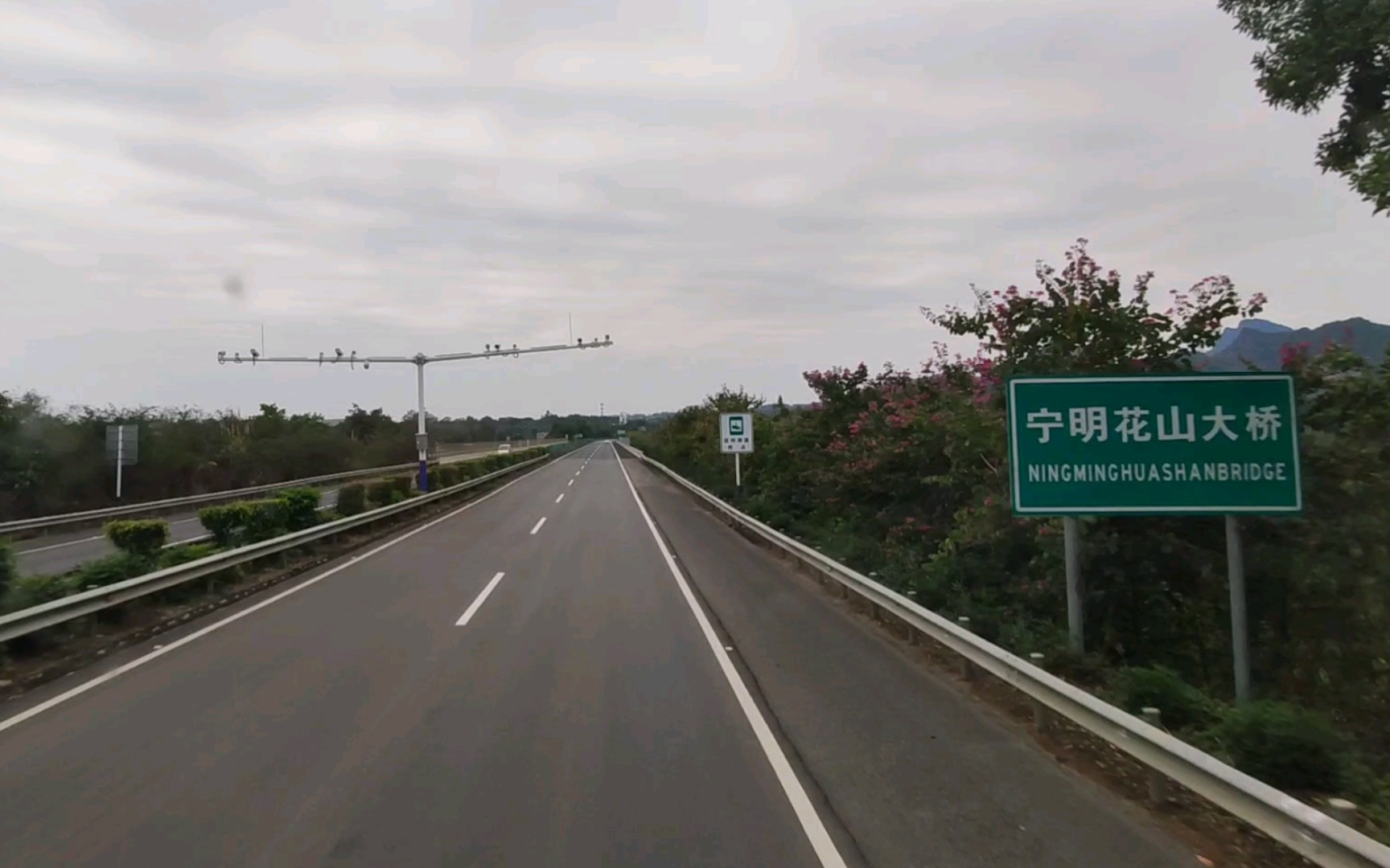 通过g7211南友高速宁明花山大桥(凭祥至南宁 市际班车 前方展望)