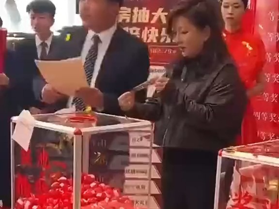 买房又送车!女子买房抽奖抽中一辆迈巴赫,售楼中心:是真的,“抽中的迈巴赫有十年使用权”哔哩哔哩bilibili