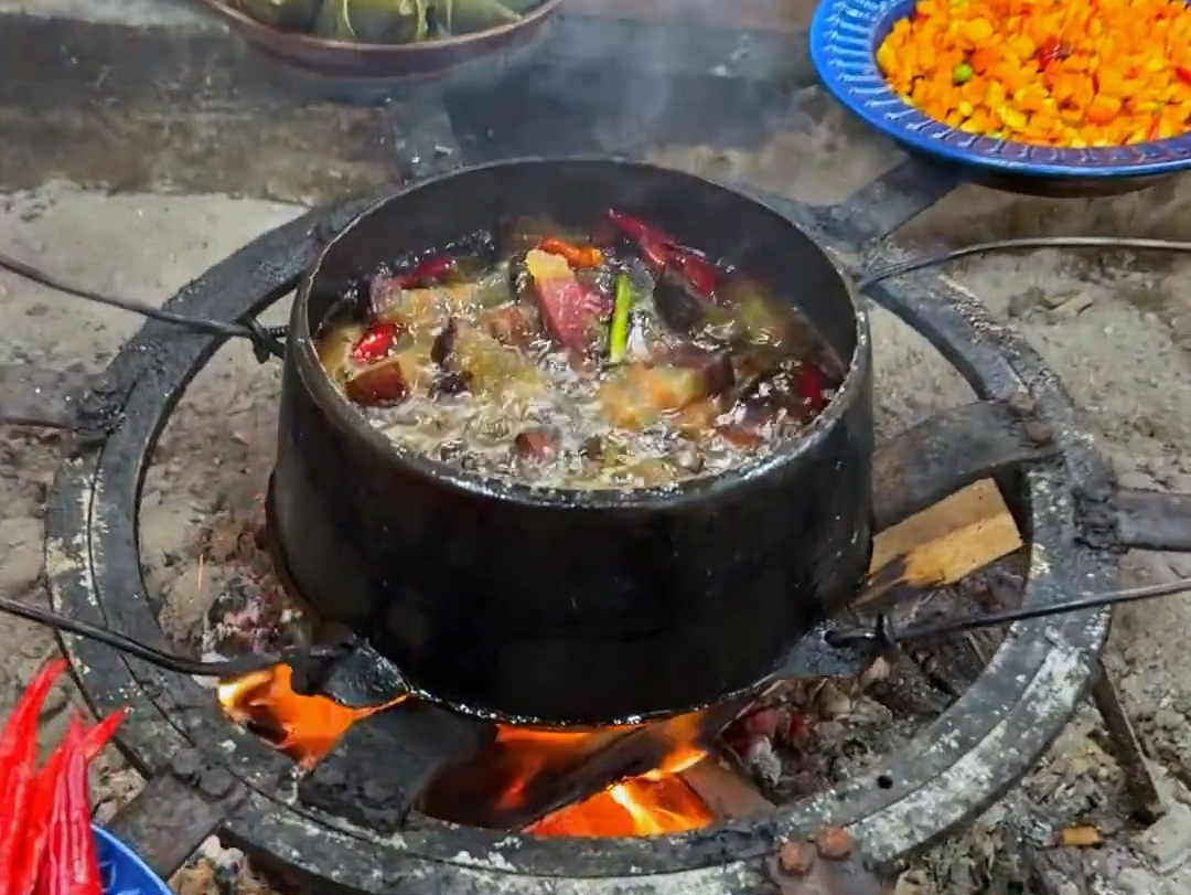 祖传的鼎罐炒腊肉 农村生活