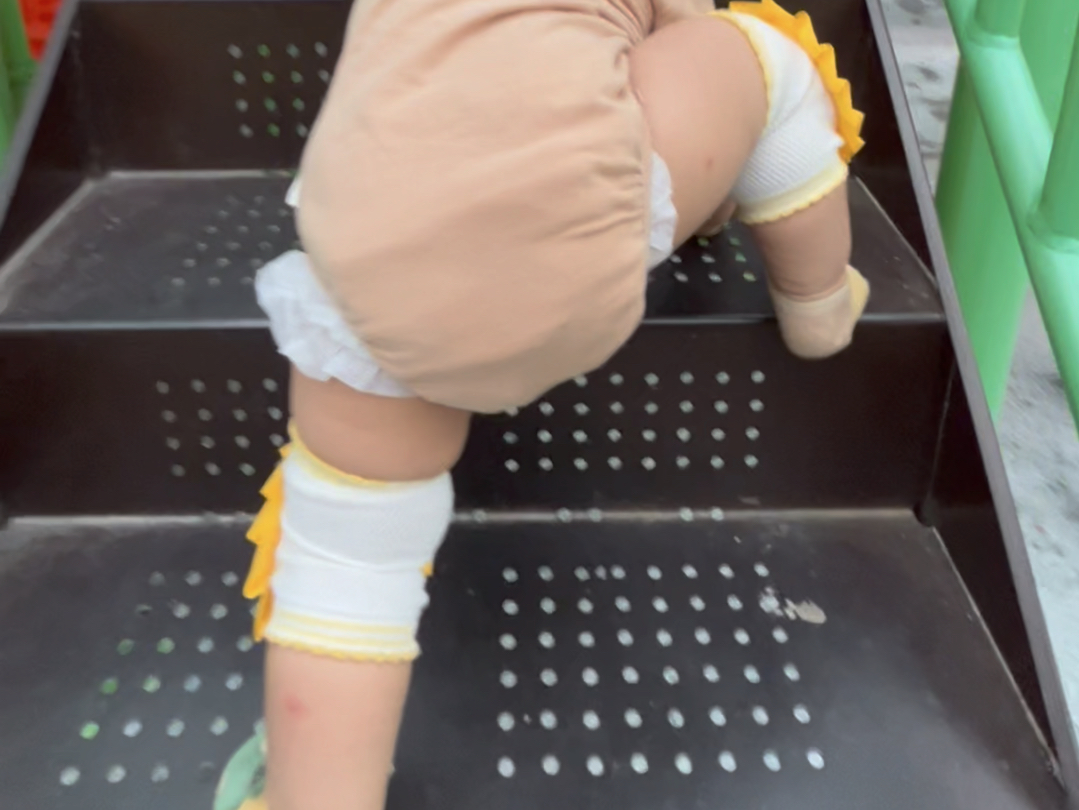 10个月宝宝爬楼梯