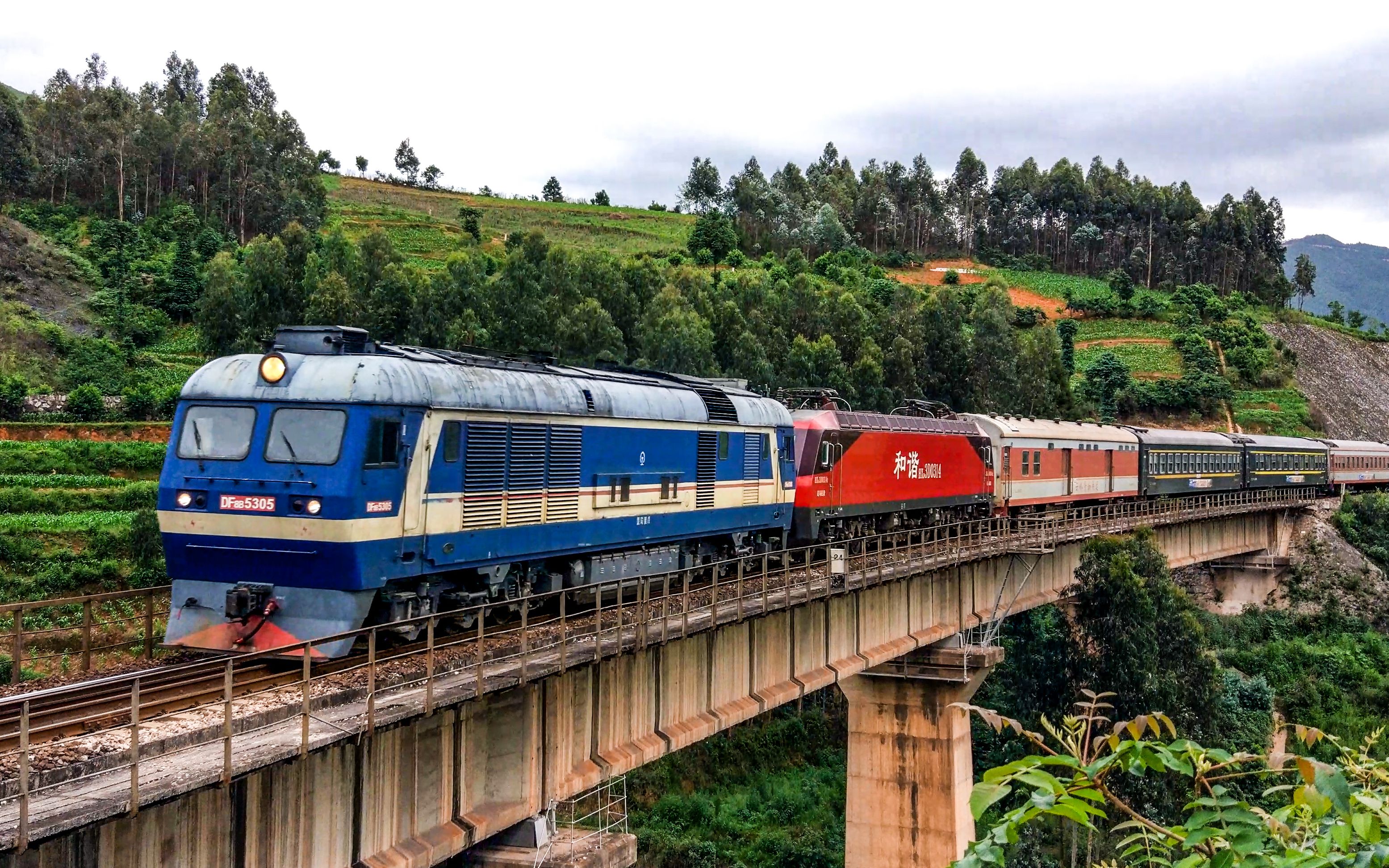 昆玉线刺桐关展线中层df8b摆渡hxd3dk98xx次列车昆明河口北