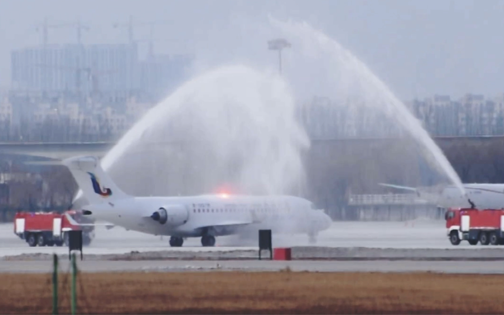 天骄航空首架ARJ21降落呼和浩特白塔机场哔哩哔哩bilibili