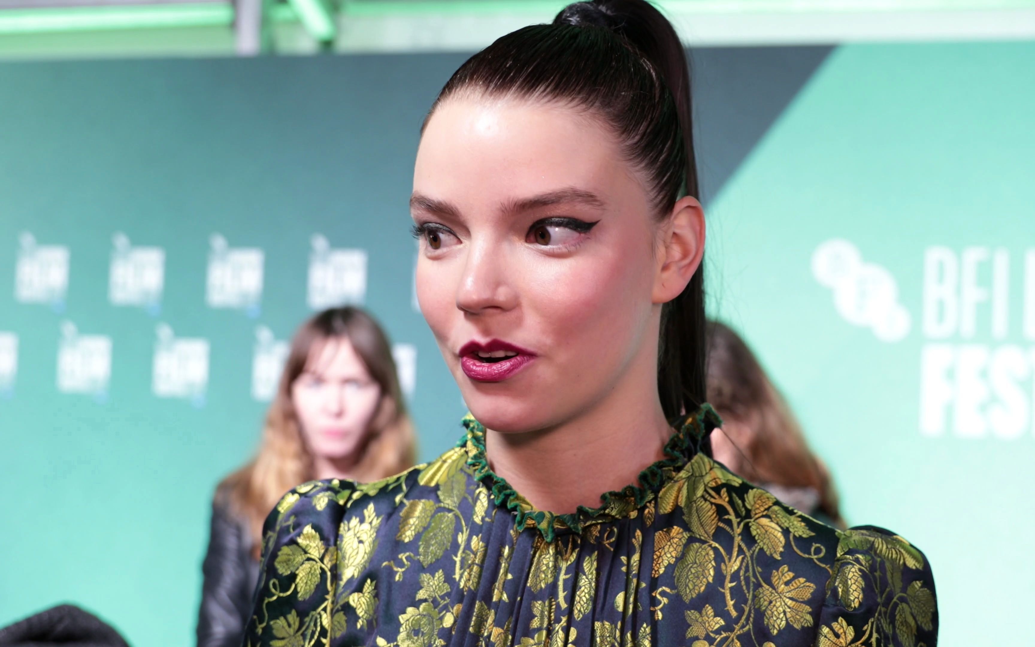 [图]Anya Taylor-Joy interview at Thoroughbreds premiere on acting, Anton Yelchin, Co