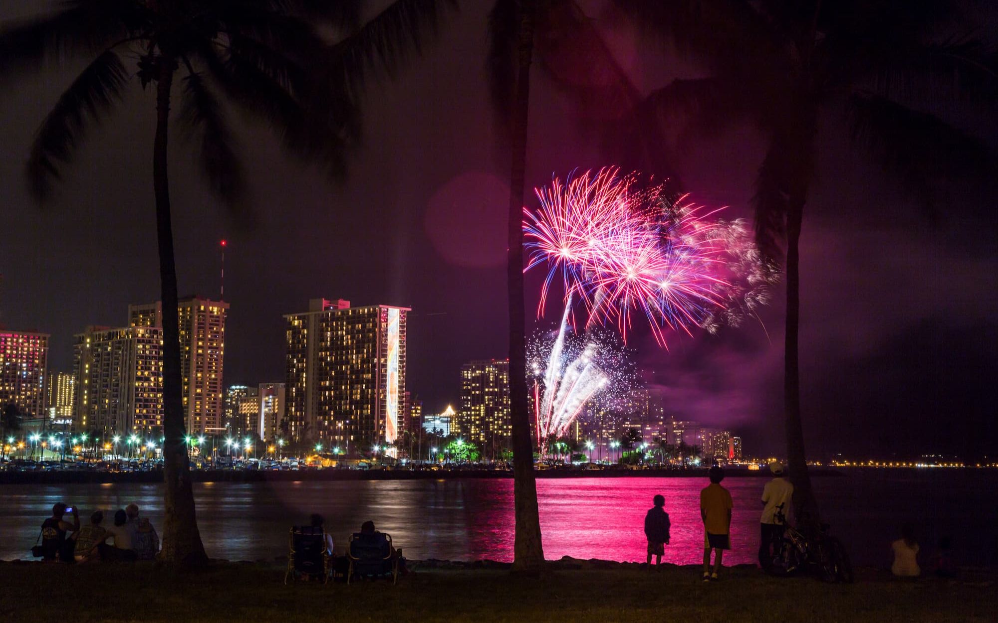 在火奴鲁鲁城市阿拉莫纳海滩看烟花 城市夜景灯光