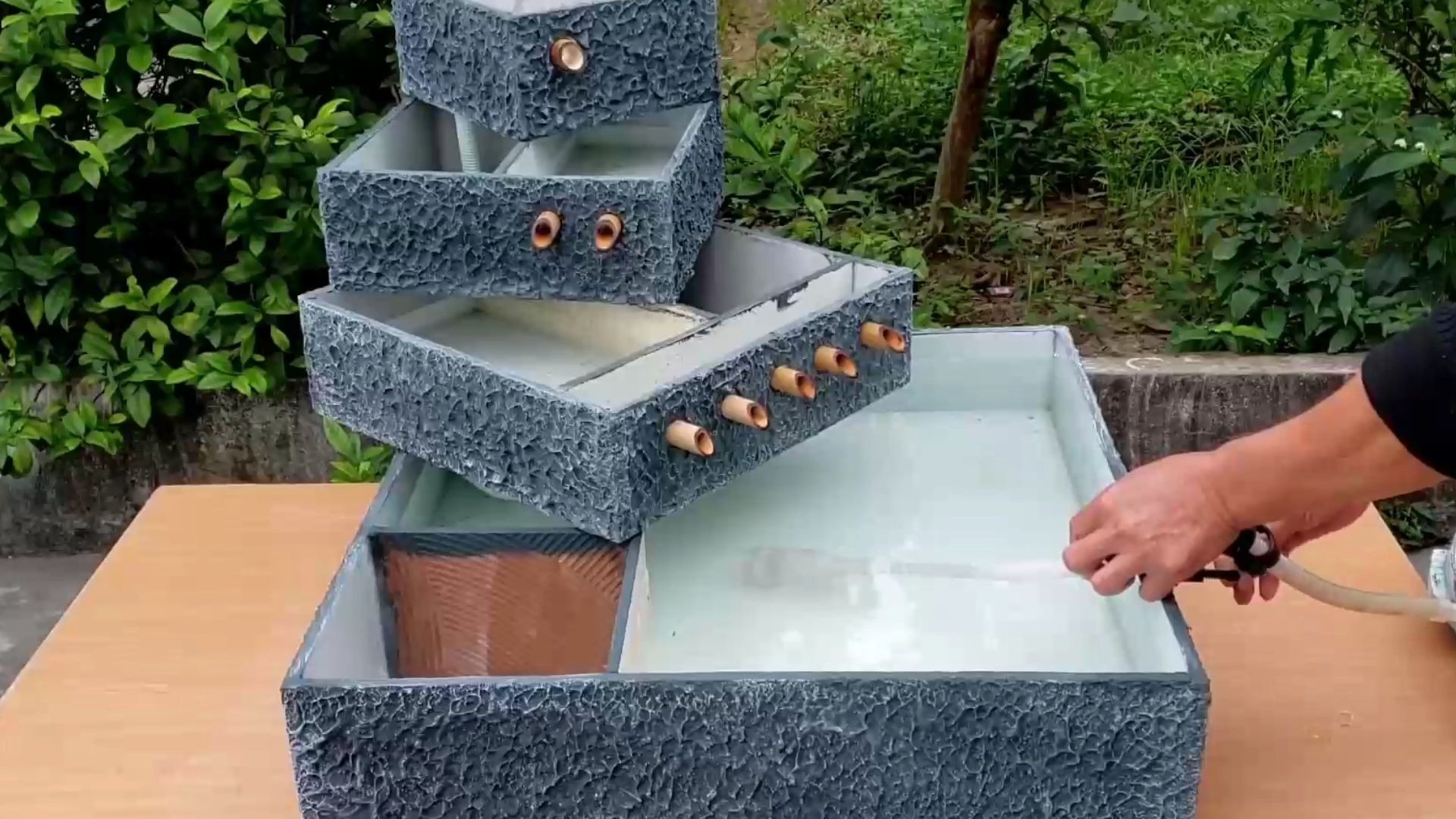 看我如何使用瓷砖制作鱼缸,外公看到后立马搬回家!