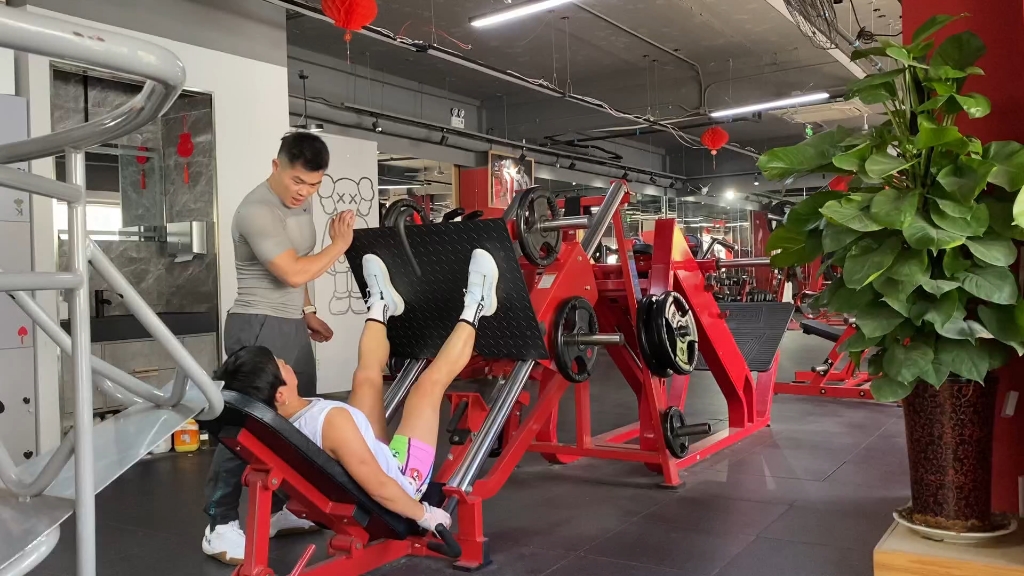 健身教练指导女性腿部训练