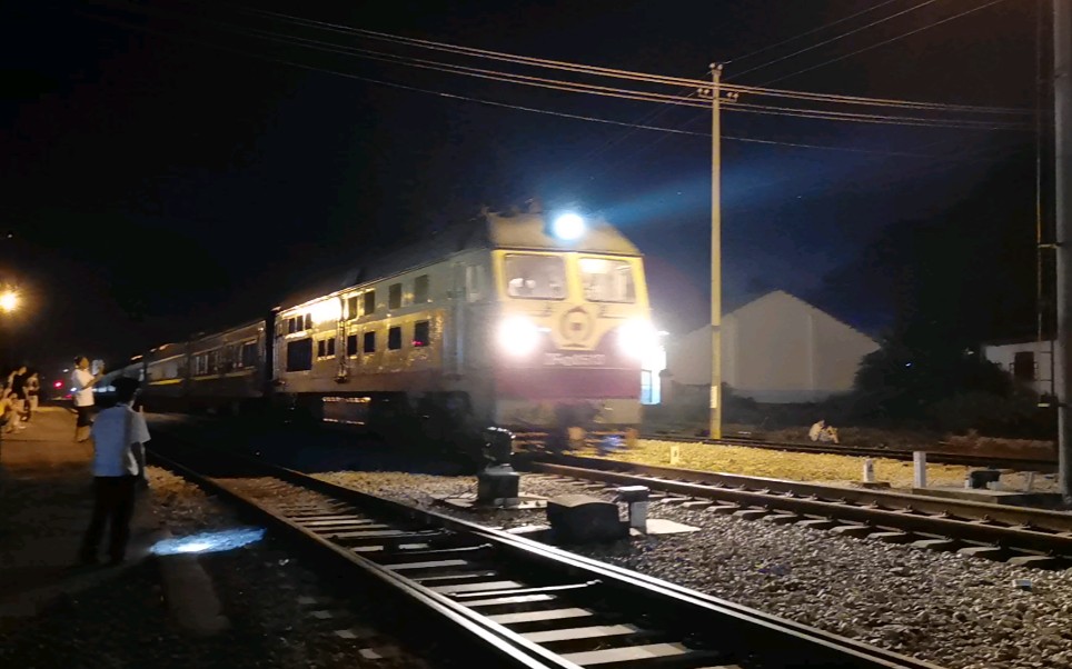 df4d-0513牵引5511通过凭祥北站[华为mate 20 pro录制]