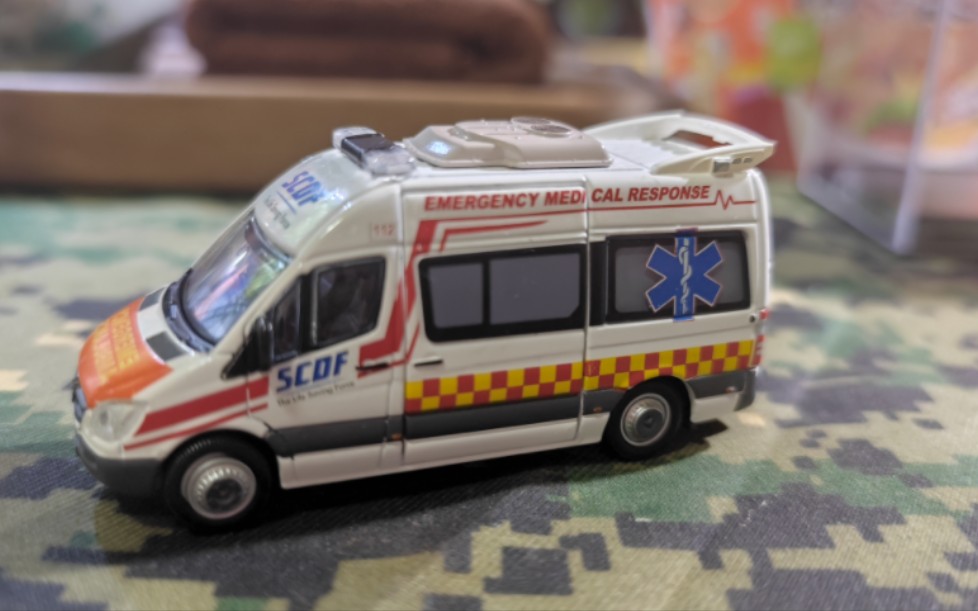 微影1/76新加坡民防部队奔驰斯宾特救护车