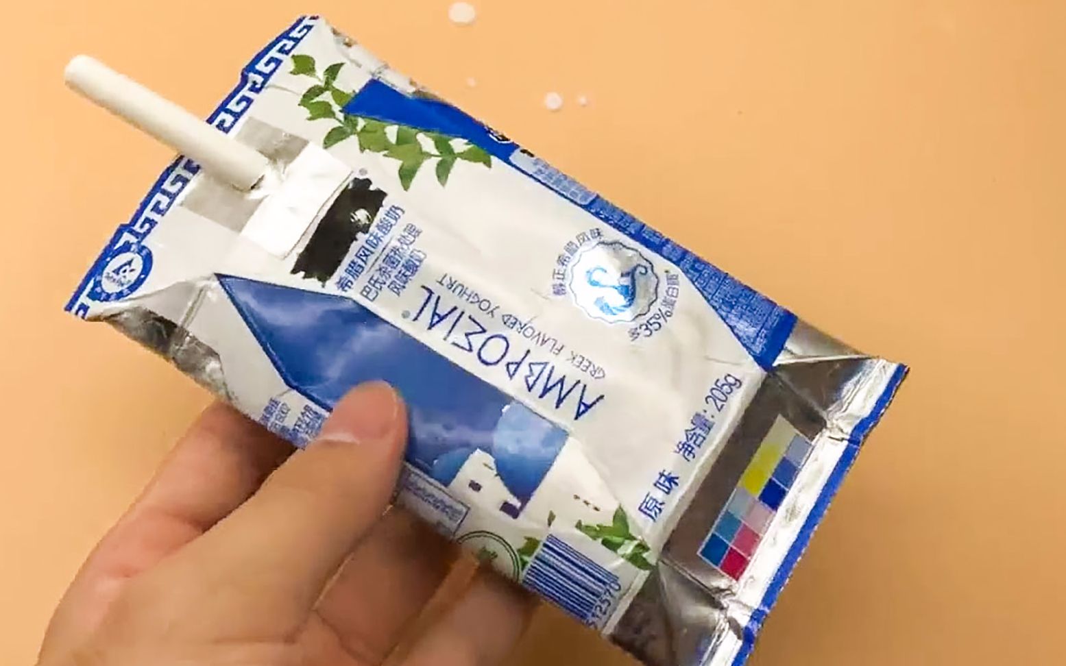 原来酸奶盒上,还有一个小机关,难怪以前总是喝不干净,总算搞明白了