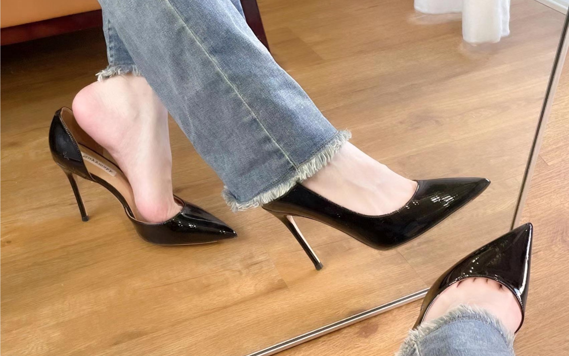 尖头高跟鞋配搭牛仔长裤