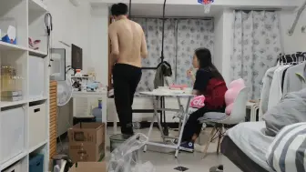 Video herunterladen: 32岁北漂6年，仍与女朋友租在15平米房子里，白读4年大学，愧对父母和相亲！