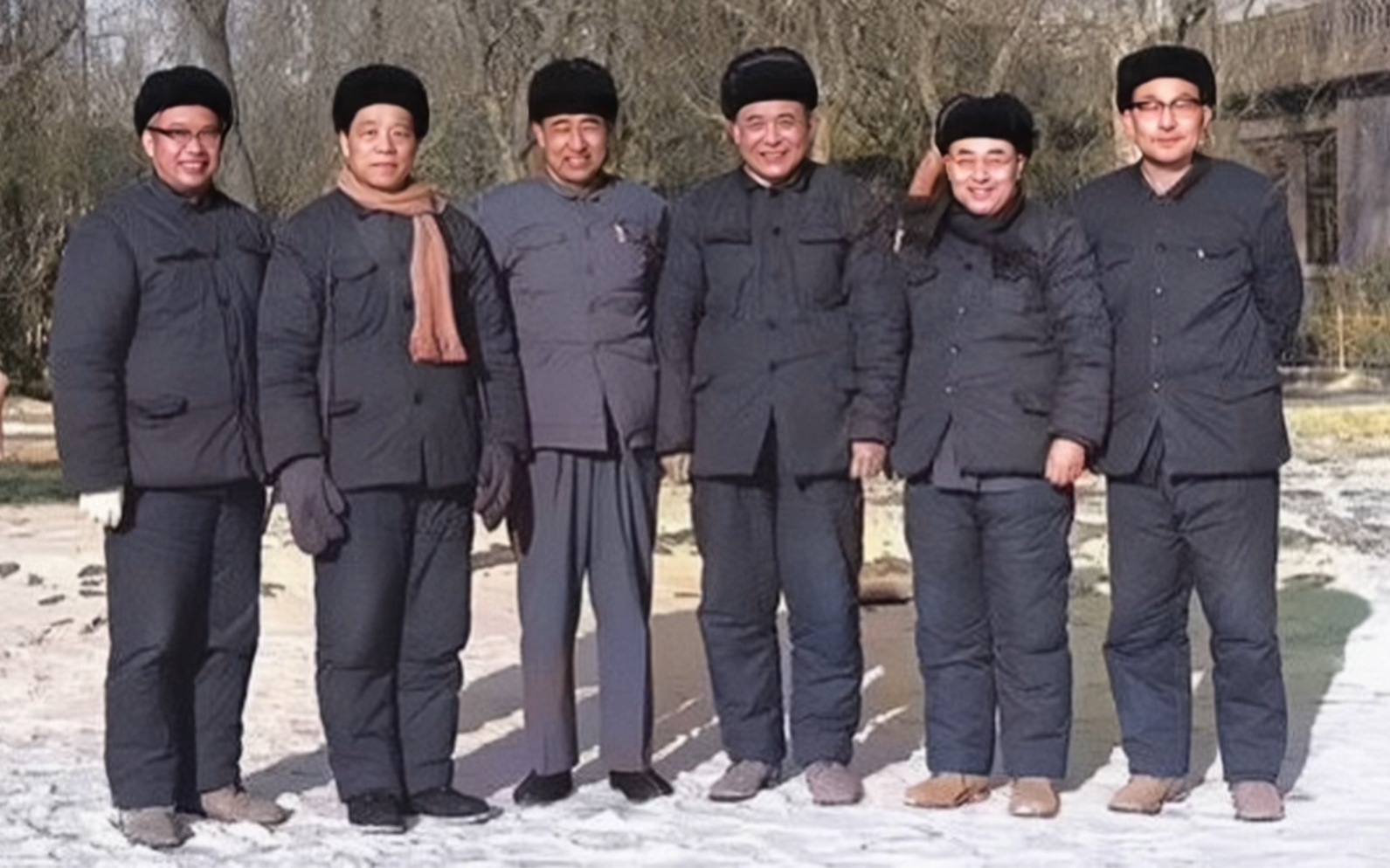 共和国隐姓埋名的英雄们在新疆马兰基地的合影.