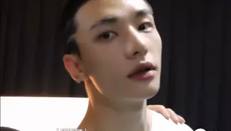 你也被我帅到了吧，舔唇害羞扭头