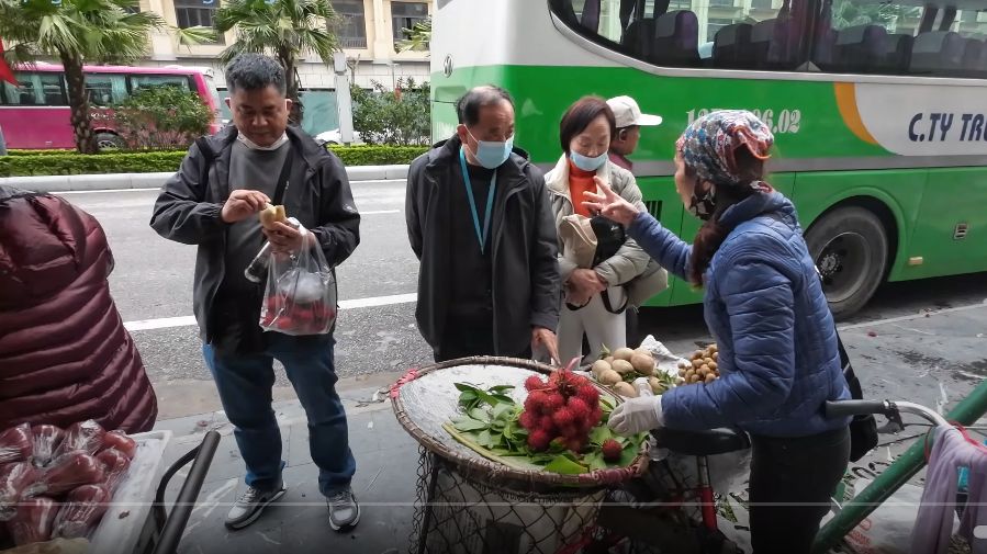 202403越南芒街街边小贩爱收人民币大批中国中老年团入境越南芒街哔哩哔哩bilibili