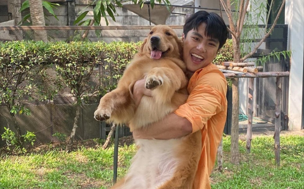 点击查看陈炳林抱狗!期待炳南新综艺,泰迪和狗的相爱相杀太有意思了!