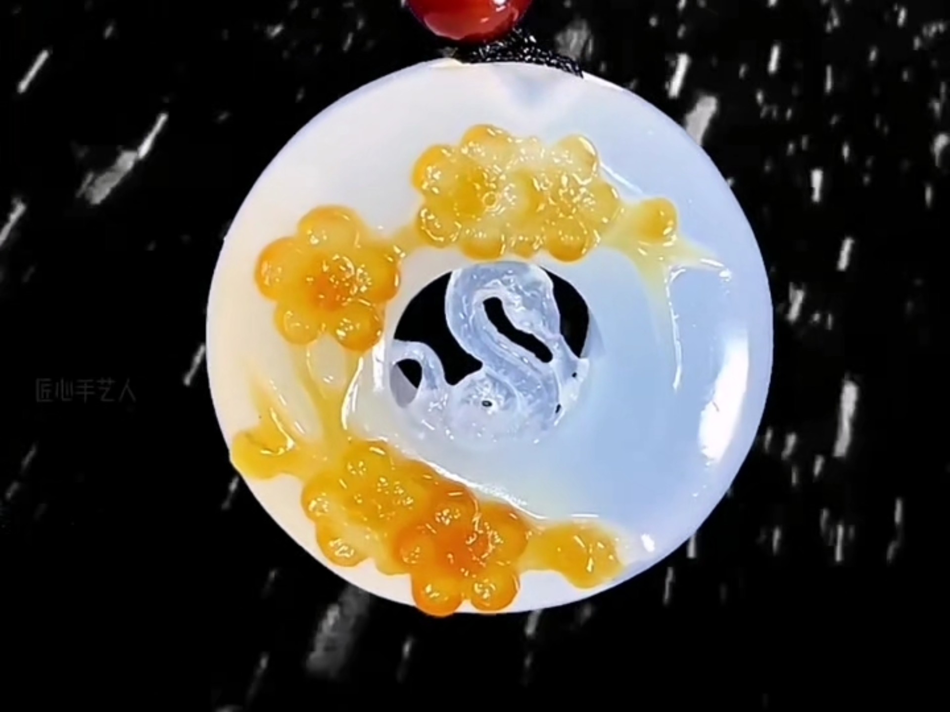 我用19个小时做了这款玉蛇梅花吊坠,成品喜欢吗?