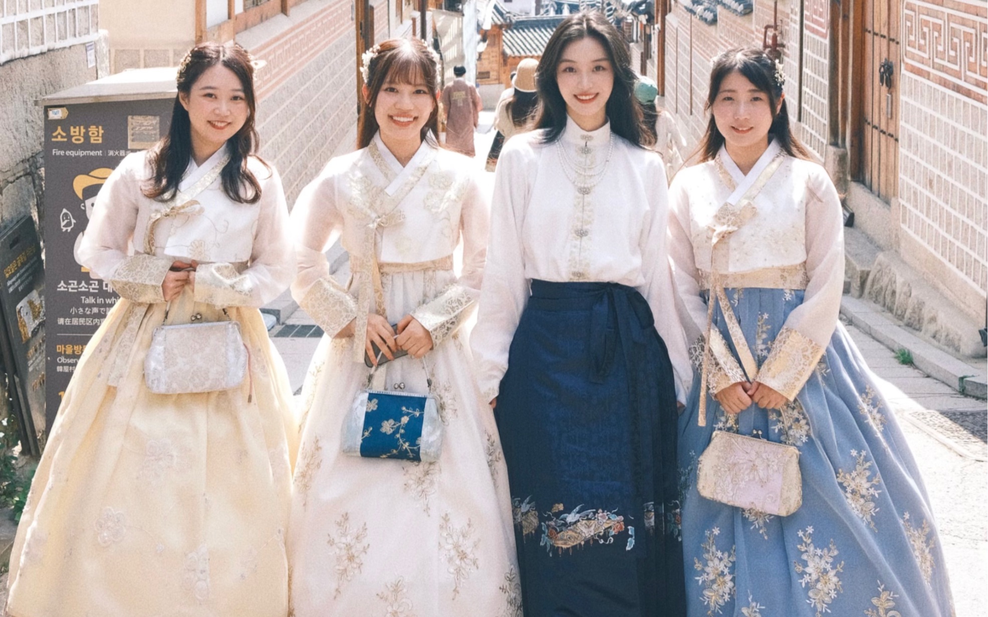 在韩国街头穿汉服马面裙是什么感觉?大概收获了韩国人800句夸赞吧!