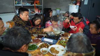 Скачать видео: 年味最浓的地方，总在餐桌上，一家人围坐吃羊肉汤，团团圆圆，欢乐又幸福