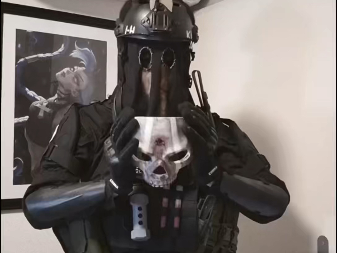 【konig】?你手里的面具…额头怎么有个弹孔…?