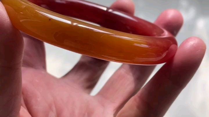 一个极品完美红色树化玉手镯