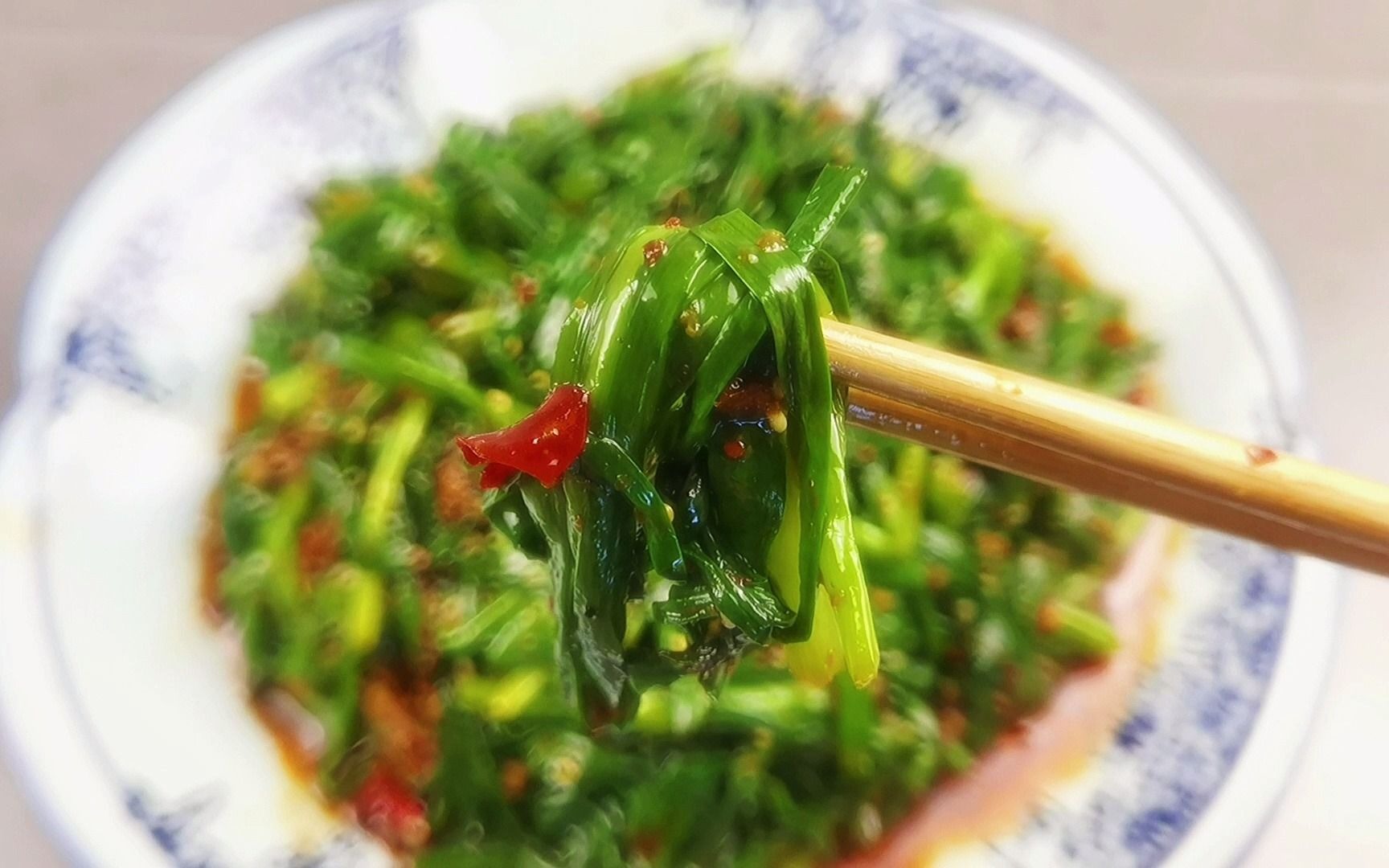 食小侠:凉拌韭菜味道鲜美香气四溢,搭配秘制酱汁,新手也会做