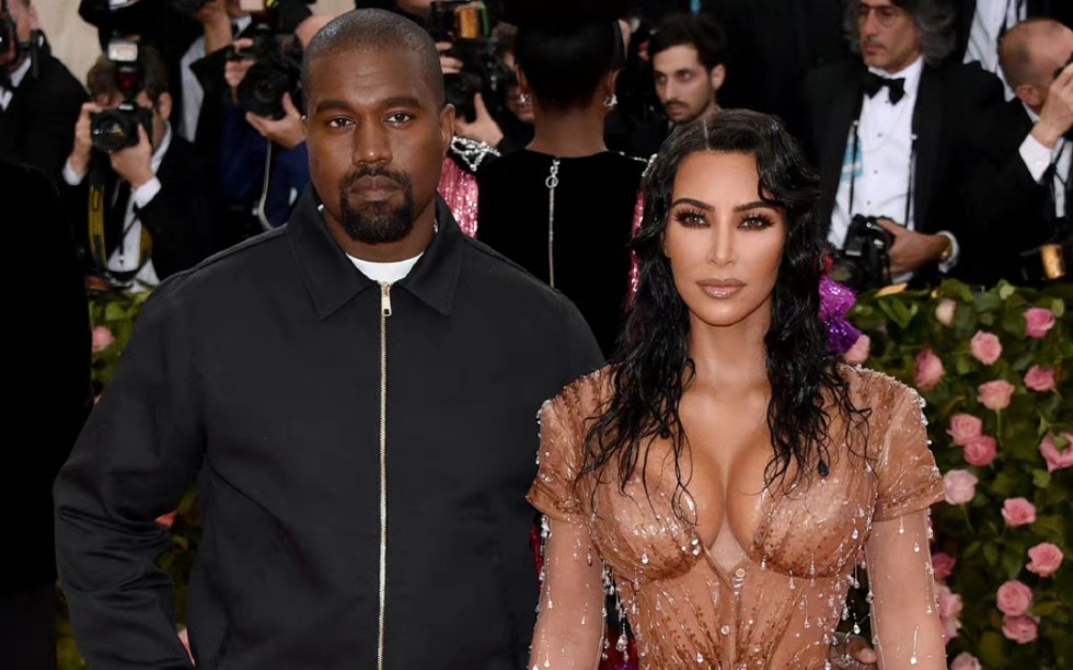 Kanye造就了kim但是谁造就了他?如果你看看卡戴珊家族过去十年的演变,很明显坎耶影响了卡戴珊品牌的方方面面.哔哩哔哩bilibili