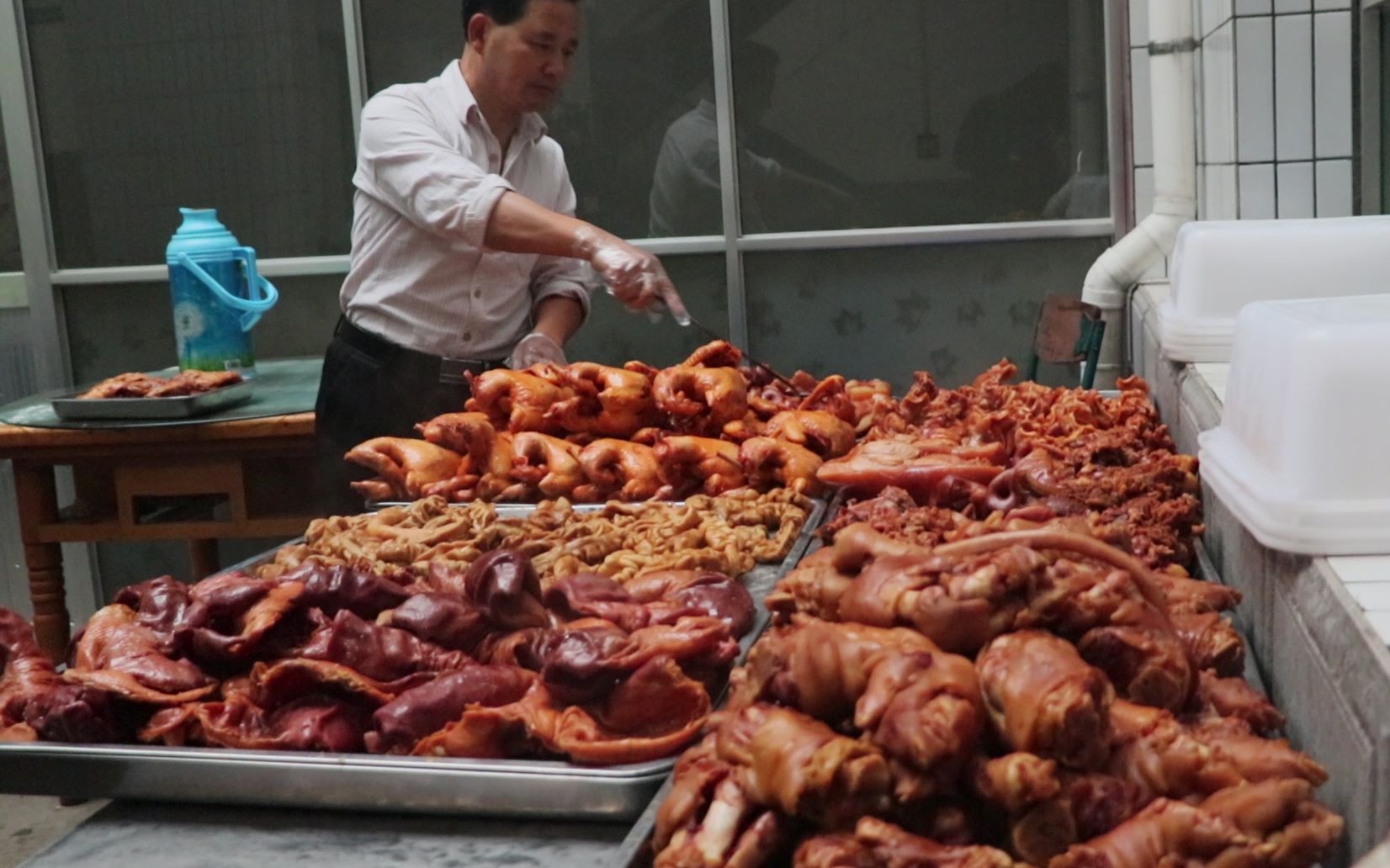 陕西小镇上的卤肉店,一天四五头猪不够卖,老板说生意大不如从前