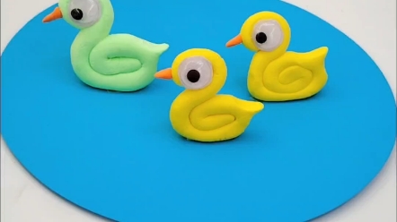 用粘土和孩子一起做小鸭子吧