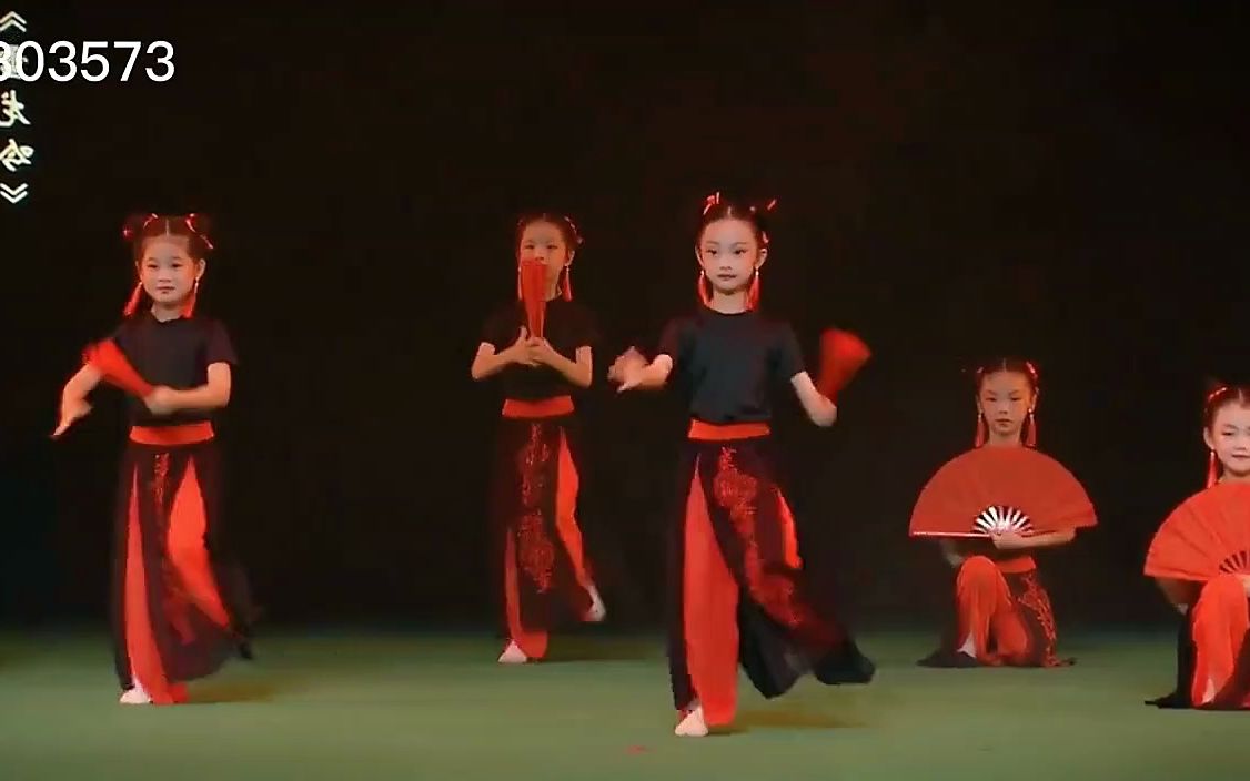 儿童现代舞扇子舞图片