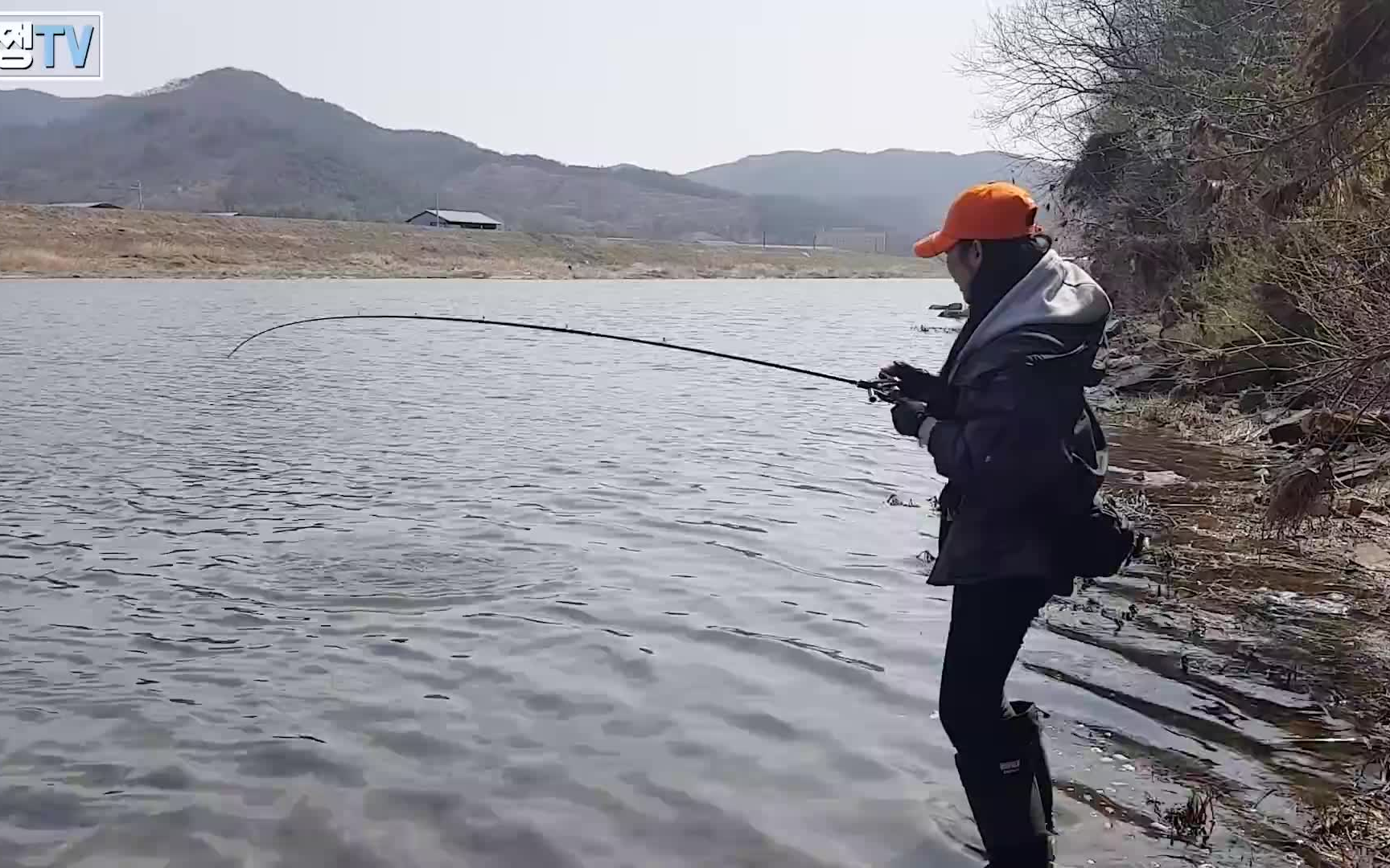 小姐姐的路亚钓鱼日常 春天的大鲈鱼 [安贞恩]